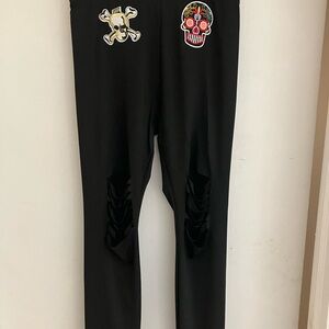 Women’s stylish polyester leggins.  Knee cut.  Size M NWT